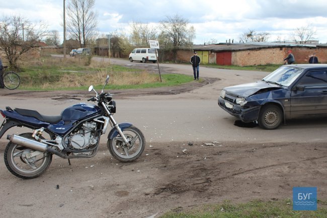 Аварія у Нововолинську: жінки на мотоциклі зіткнулися з автівкою