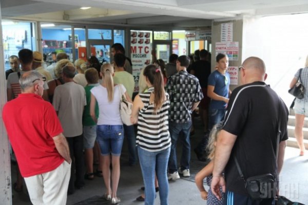 У Криму мешканці штурмують «МТС». ФОТО