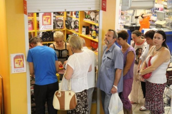 У Криму мешканці штурмують «МТС». ФОТО