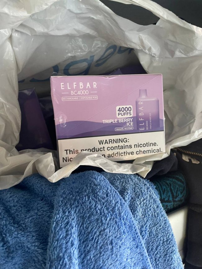 Заховали у спальні мішки та ковдри: на «Ягодині» у водіїв-далекобійників вилучили 400 коробок електронних сигарет 