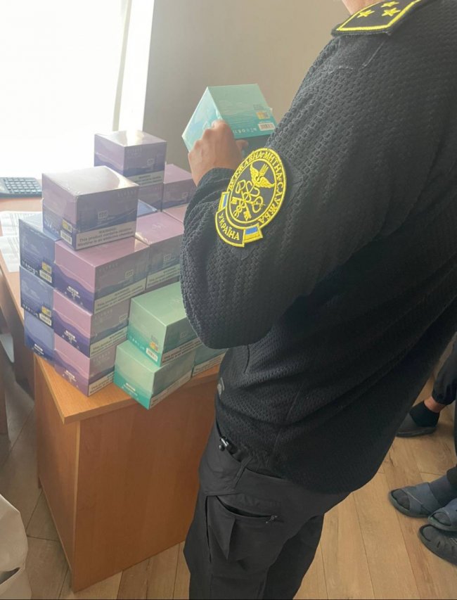 Заховали у спальні мішки та ковдри: на «Ягодині» у водіїв-далекобійників вилучили 400 коробок електронних сигарет 
