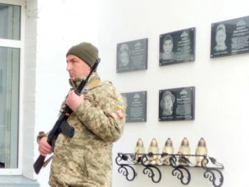 У Рожищенському ліцеї №4 відкрили меморіальні дошки випускникам-воїнам