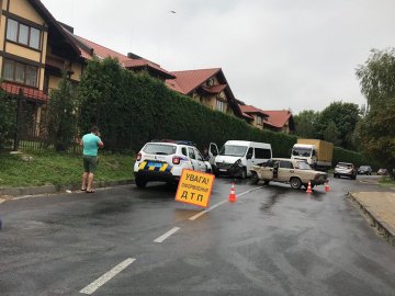 Біля «Срібних Лелек» у Луцьку – аварія 