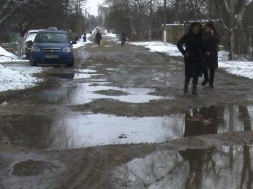 «Більше 30 років не робився ремонт дороги і стан катастрофічний»,  – лучанка про вулицю Заньковецьку. ВІДЕО