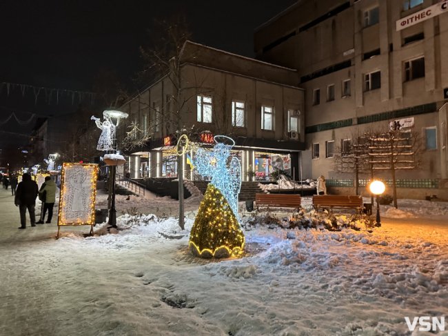 Усе сяє: як у Луцьку в темну пору доби виглядає новорічна ілюмінація