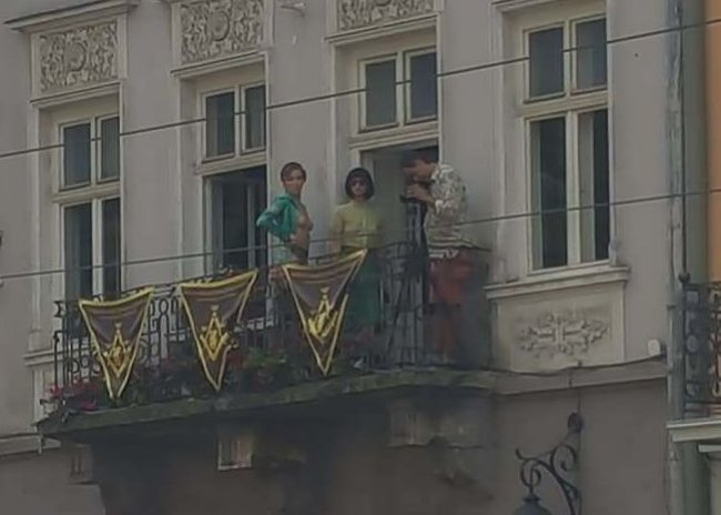 Навпроти Львівської міськради дівчата влаштували оголену фотосесію. ФОТО