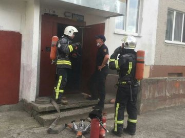У Рівному горіла багатоповерхівка, евакуювали цілий під'їзд. ФОТО