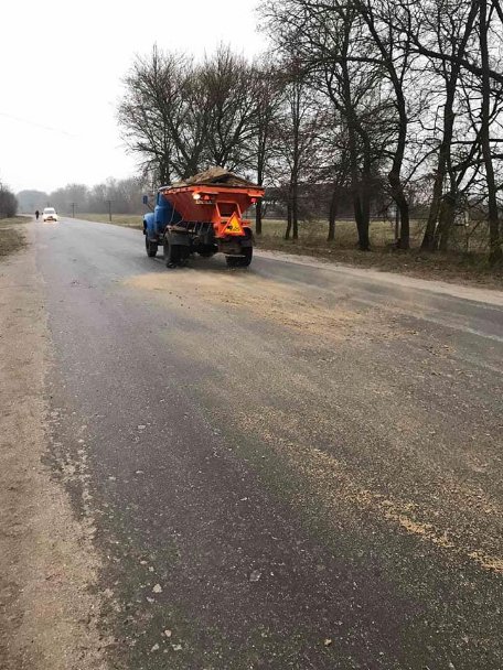 На Волині працює понад 60 машин, які обробляють дороги протиожеледними матеріалами 