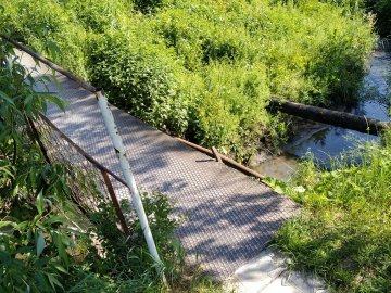 У Луцьку пішохідний міст через Сапалаївку – у аварійному стані. ФОТО