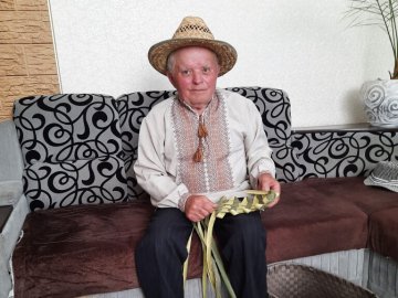 Волинянин освоїв древнє ремесло плетіння постолів. ФОТО 