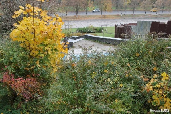 Стоянка біля парку пустує