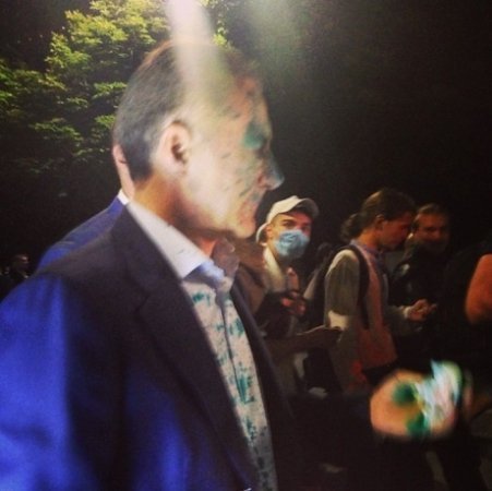 Під посольством Росії нардепа облили зеленкою. ФОТО