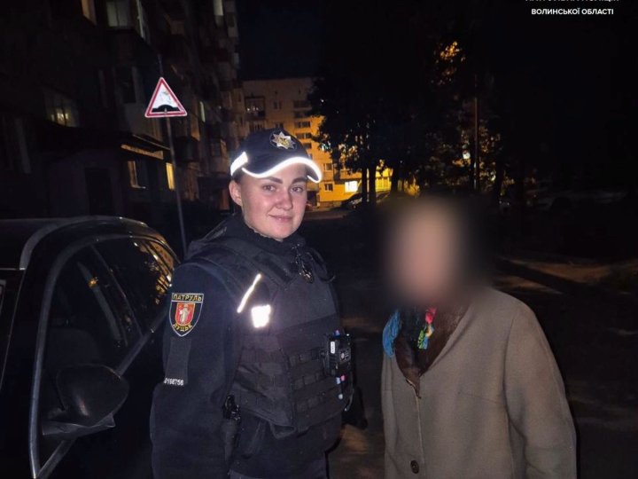 У Луцьку патрульні допомогли літній жінці, яка заблукала