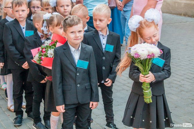 Квіти, вітання та усміхнені першачки: у луцькій школі №9 пролунав перший дзвоник. ФОТО