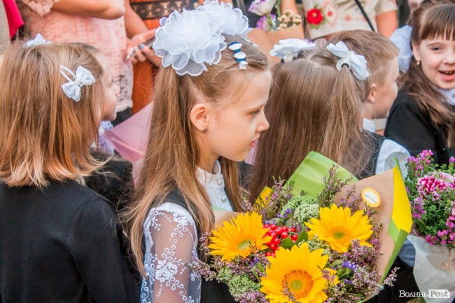 Квіти, вітання та усміхнені першачки: у луцькій школі №9 пролунав перший дзвоник. ФОТО