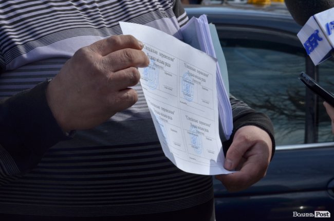 У Луцьку влаштували масову дезінфекцію таксі. ФОТО