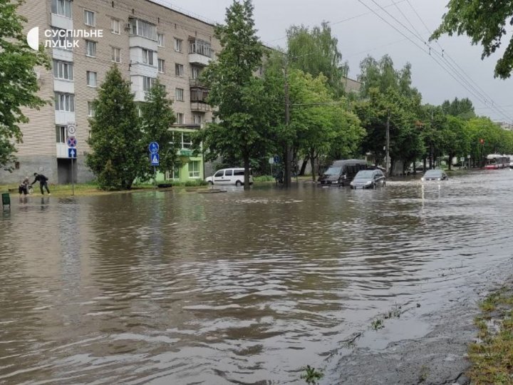 Злива у Луцьку: дощ перетворив деякі вулиці на справжні «ріки»