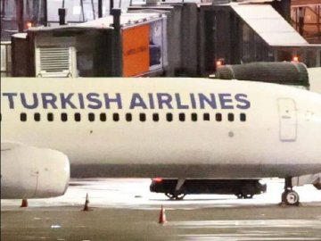 Стрілянина і коктейлі молотова: чоловік на авто протаранив аеропорт у Гамбурзі