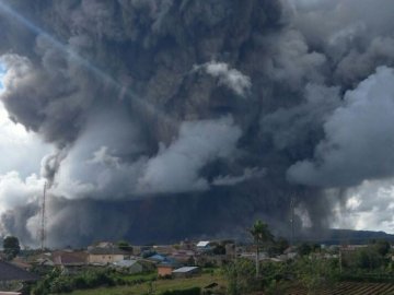 Масштабне виверження вулкану в Індонезії: мешканців евакуюють. ФОТО. ВІДЕО