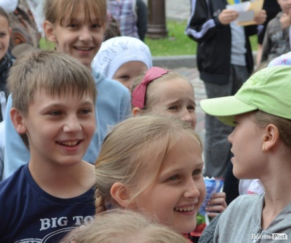 Із цигарками у Луцьку боролися цукерками та розвагами. ФОТО