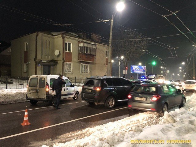 На перехресті у Луцьку зіткнулися три автівки. ФОТО
