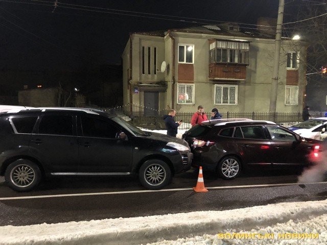 На перехресті у Луцьку зіткнулися три автівки. ФОТО