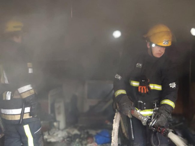 У Луцьку горіла господарська споруда: через залишений балон ледь не стався вибух. ФОТО