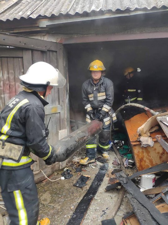 У Луцьку горіла господарська споруда: через залишений балон ледь не стався вибух. ФОТО