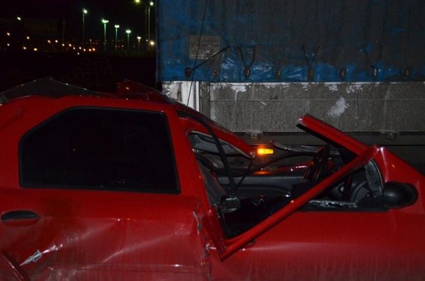 Аварія на луцькій дорозі: легковик «влетів» під вантажівку. ФОТО 