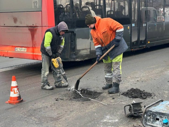 На вулицях Луцька вкладали асфальт. ФОТО
