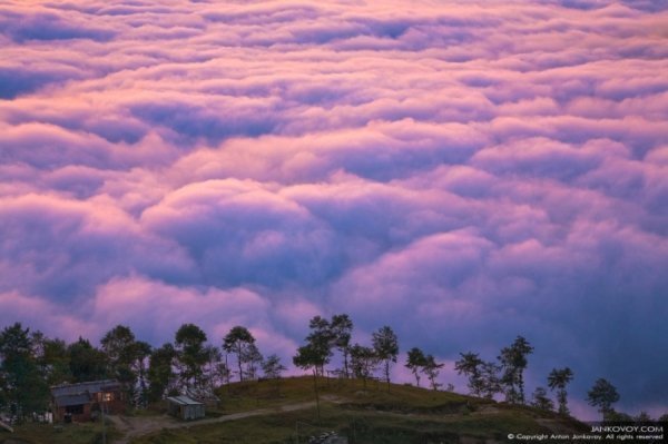 Світанок понад хмарами. Непал. Автор: Антон Янковий