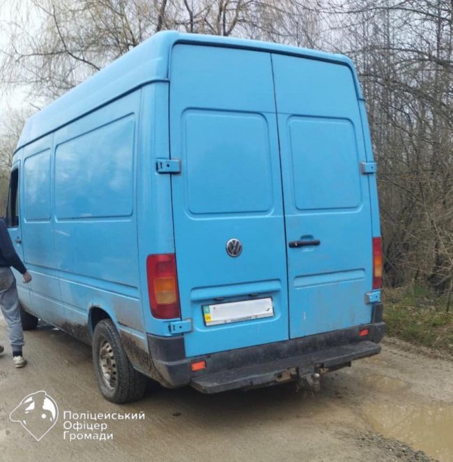 На Волині затримали автомобіль із краденою деревиною