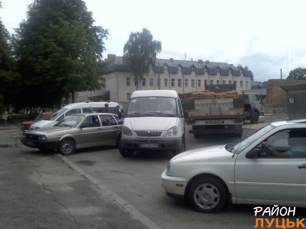 ДТП біля Меморіалу: КАМАЗ спричинив затор. ФОТО. ВІДЕО