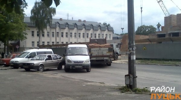 ДТП біля Меморіалу: КАМАЗ спричинив затор. ФОТО. ВІДЕО