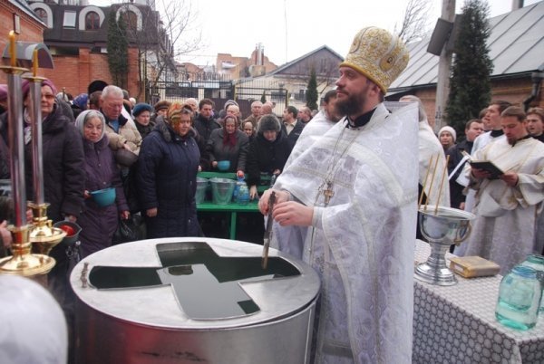 У луцькій церкві святять воду. ФОТО