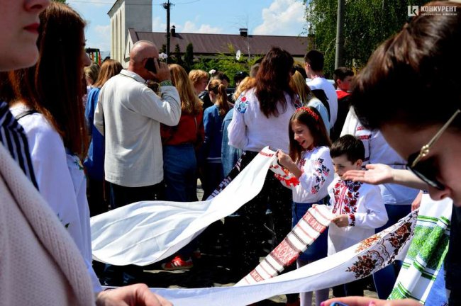 У Луцьку відбулась хода із вишитими рушниками. ФОТО