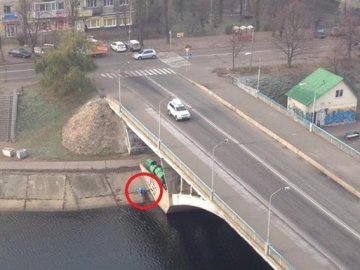 У Києві на мосту повісилась людина