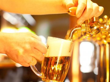 Мешканці луцького будинку скаржаться на кіоск, де продають розливне пиво