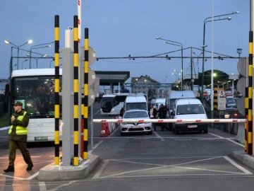 Їдуть додому на свята: на польсько-українському кордоні зріс рух подорожувальників