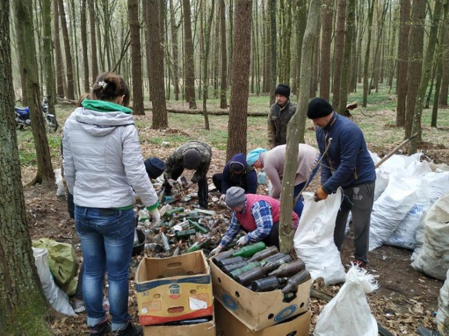 Дуже любить чистоту: на Рівненщині хлопець з інвалідністю зібрав у лісі тонни пляшок. ФОТО