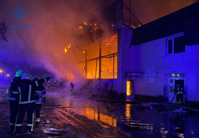 На Старому ринку вигоріло близько 400 квадратів. ФОТО