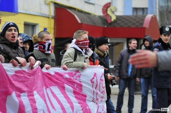 Футбольні фани у Луцьку влаштували марш. ВІДЕО