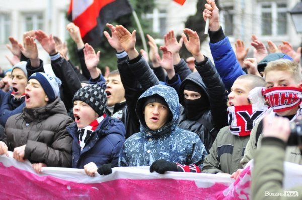 Футбольні фани у Луцьку влаштували марш. ВІДЕО
