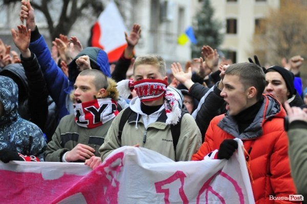 Футбольні фани у Луцьку влаштували марш. ВІДЕО