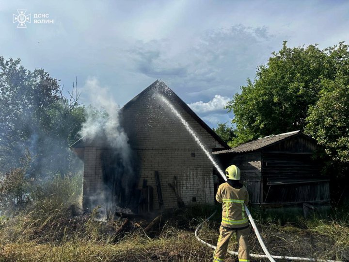 72-річний волинянин розвів багаття на подвір'ї: загорілася господарська споруда