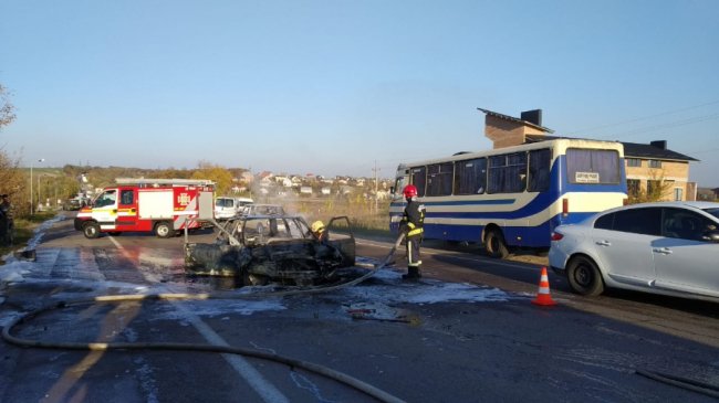 На трасі поблизу Рівного  вщент згорів автомобіль. ФОТО