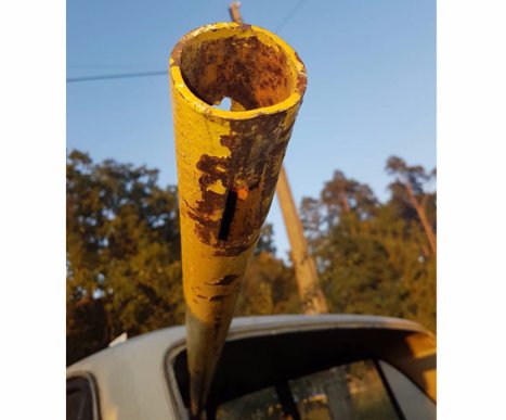 Аварія на Рівненщині: ВАЗ врізався у шлагбаум