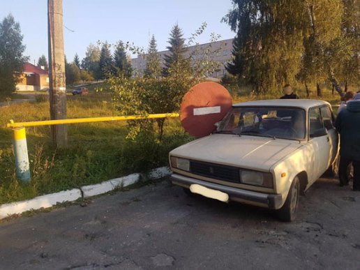 Аварія на Рівненщині: ВАЗ врізався у шлагбаум