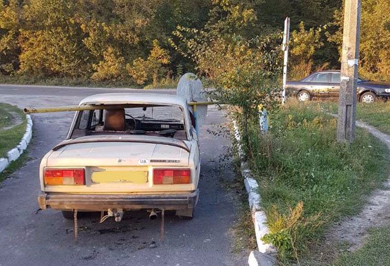 Аварія на Рівненщині: ВАЗ врізався у шлагбаум