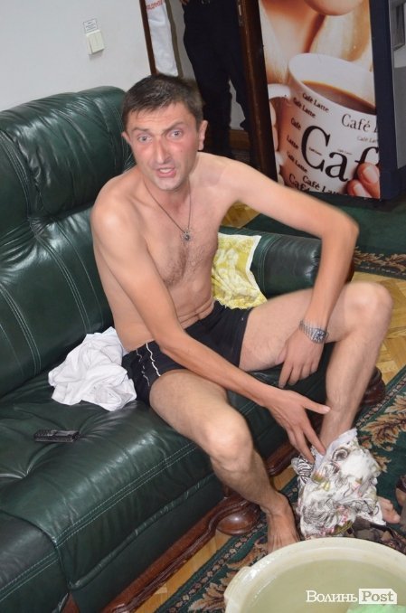 Лучанин помився в міській раді на очах у депутатів. ФОТО. ВІДЕО